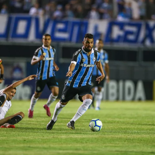 Lance da partida entre Grêmio e Ceará. Foto: Lucas Uebel/Divulgação
