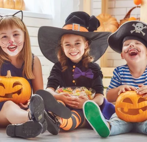Evento Kids. Crianças com fantasias de Halloween e abóboras.