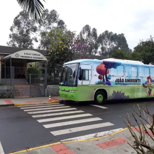 João Ambiente ônibus temático em frente de uma escola