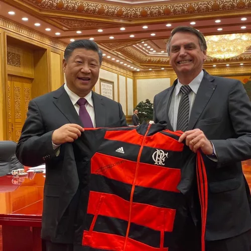 Jair Bolsonaro presenteia Xi Jiping com agasalho do Flamengo. Foto: Divulgação/Palácio do Planalto