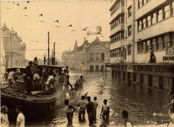 Mercado Público (ao fundo) e Edifício Guaspari submersos na cheia de 1941. Foto: Acervo do Museu Joaquim José Felizardo