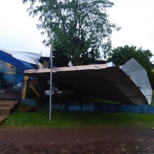 Escola Doutor Silveira Neto, no bairro Rodrigues, teve parte do telhado arrancado pelo vento. Foto: Prefeitura de Lagoa Vermelha / Divulgação