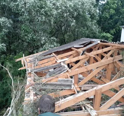 Casa ficou sem o telhado em Gramado. Foto: Divulgação/Defesa Civil 