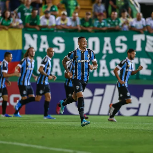 Luciano fez o único gol da partida na Arena Condá. Foto: Lucas Uebel/Divulgação