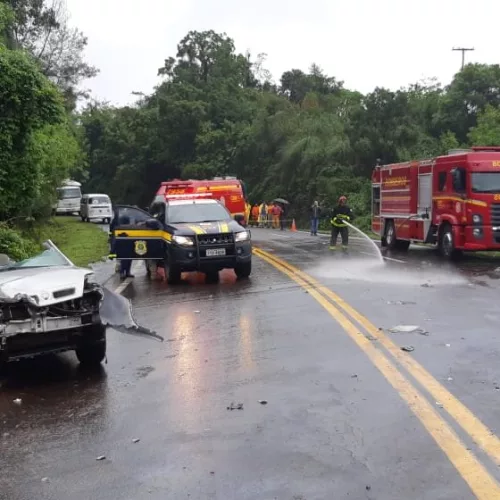 Dois passageiros do carro ficaram presos às ferragens. Foto: Divulgação/PRF