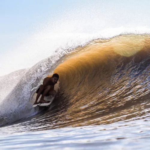 Pampa Barrels . Surfista pega tubo no mar, passa por dentro da onda.