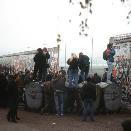 Cidadãos alemães ocidentais se reúnem em uma abertura no Muro de Berlim, na Potsdamer Platz, em novembro de 1989. Foto: Staff Sgt. F. Lee Corkran