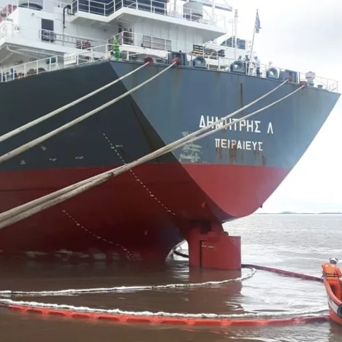 o navio que originou o vazamento de óleo foi identificado como Dimitris L. Foto: Divulgação/SUPRG 