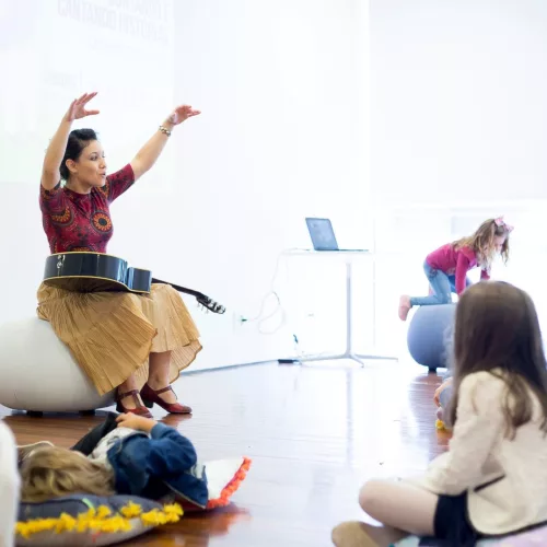 Durante a atividade, o grupo interage com as crianças, estimulando exercícios de voz e movimento corporal. Foto: Divulgação 