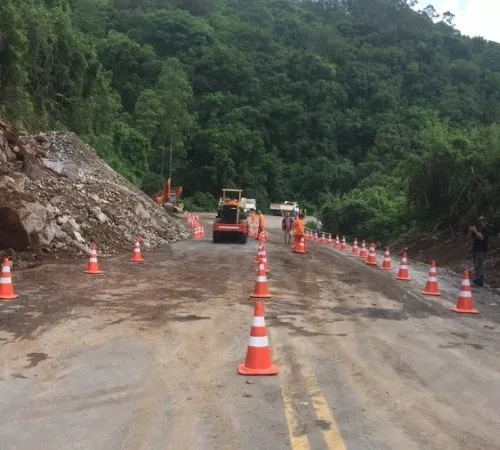 Rochas que desceram da encosta e bloqueavam a rodovia já foram retiradas, mas trecho permanecerá interditado. Foto: Divulgação/ Daer