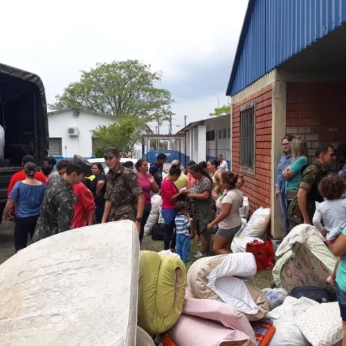 Em Rosário do Sul, famílias foram encaminhadas para o ginásio municipal em função das cheias do rio Santa Maria. 
Foto: Defesa Civil/ Divulgação