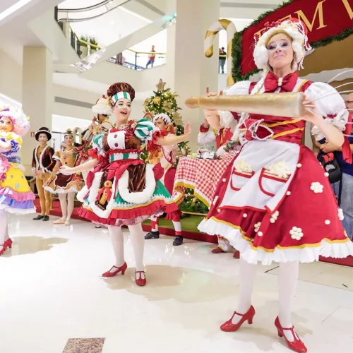 Natal da Serra Gaúcha em Shopping de Porto Alegre. Pessoas fantasiadas com motivos natalinos se apresentam para o público de um shopping.