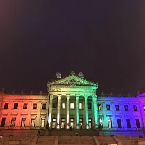 comunidade LGBTQ+. Prédio nacional do Uruguai iluminado com as cores do arco-íris.