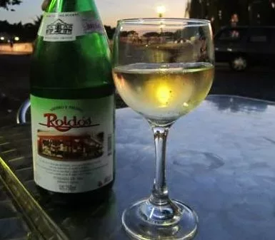 A passagem de ano no Uruguai se brinda como drink Medio y Medio, feito metade de vinho branco e metade de espumante moscatel. Foto: Divulgação