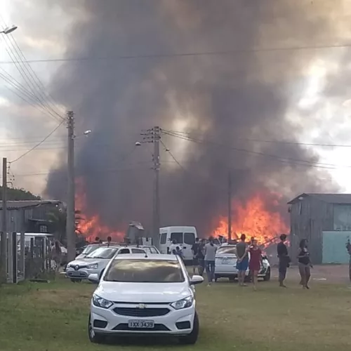 Moradores foram encaminhados para atendimento devido à inalação de fumaça tóxica. Foto: Divulgação/Bombeiros Voluntários de Cidreira