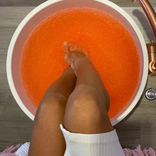 Cute esmalteria: pés são colocados em bacia com gelatina para tratamento.