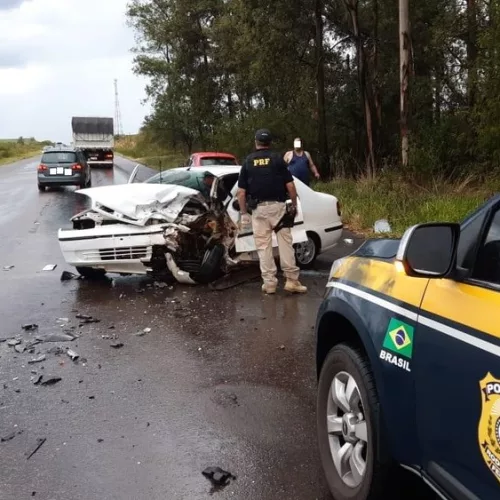 Acidente entre dois carros ocorreu no km 191 na BR-290. Foto: Divulgação/PRF