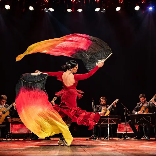 Com homenagens a artistas mulheres, espetáculo traz violonistas clássicos e bailarina flamenca. Foto: Fábio Zambom/Divulgação

 