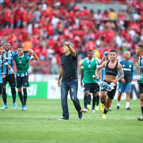 Renato Gaúcho entre os jogadores do Grêmio no Beira-Rio. Foto: Lucas Uebel/Divulgação 