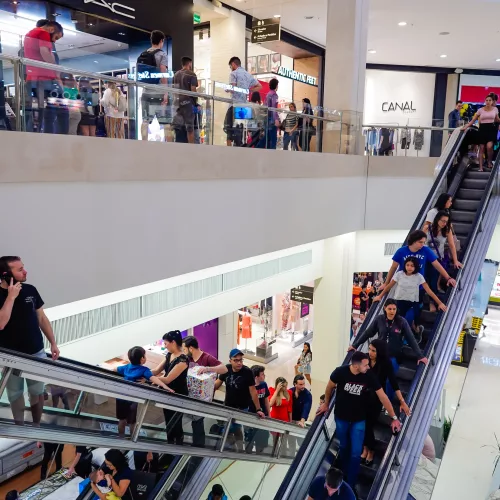 Decathlon chega ao Iguatemi. Imagem do shopping mostrando dois pisos e escada rolante.