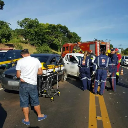 Motorista de um dos veículos ficou preso nas ferragens. Foto: Divulgação/PRF