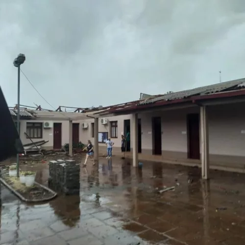 A prefeitura foi bastante danificada pelo temporal. Foto: Divulgação/Prefeitura de Camargo