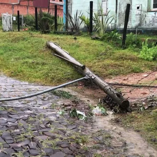 Em Santana do Livramento, postes caíram com o temporal. Foto: reprodução de TV / RBS TV