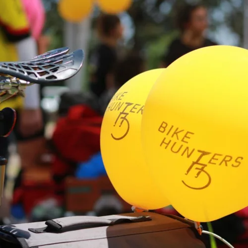 Oca de Savóia. Bicicleta e balões da parceira Bike Hunters