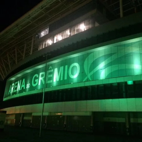 Arena do Grêmio iluminada de verde durante a pandemia do novo coronavírus. Foto: Arena/Divulgação