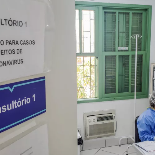 Profissionais atendem pacientes com suspeita de coronavírus em Porto Alegre. Foto: Robson da Silveira/PMPA (Arquivo)