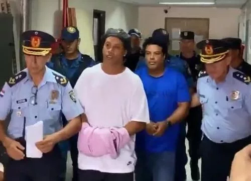 Ronaldinho e o irmão estão detidos desde o dia 6 de março. Foto: Reprodução Twitter 