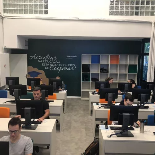 Laboratório de Informática da Famed, pessoas trabalhando em computadores