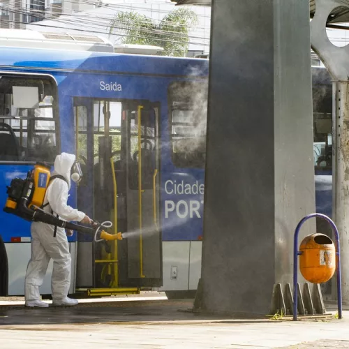 Prefeitura faz a sanitização do Terminal Triângulo, ponto de grande circulação de pessoas em Porto Alegre. Foto: Cristine Rochol/PMPA