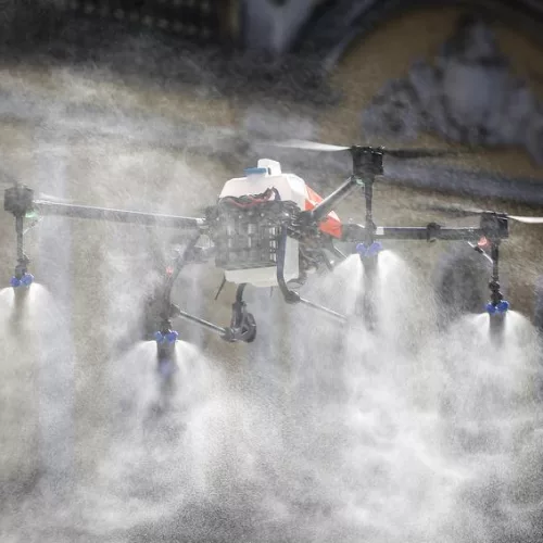  Teste de desinfecção com drones na Praça XV. Foto: Anselmo Cunha/PMPA