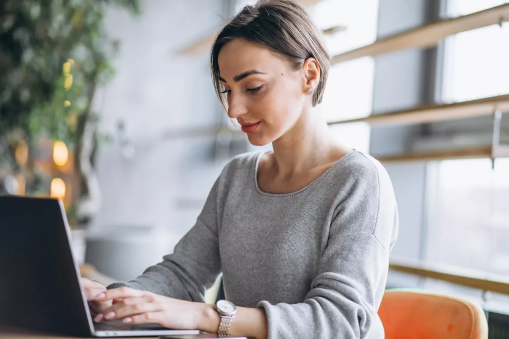 ilegra, uma mulher trabalha no notebook