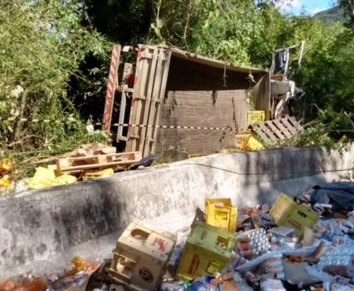 O caminhão estava cheio de cerveja. Foto: Divulgação/Polícia Civil 