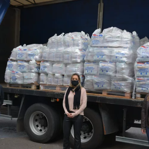 Dez toneladas de alimentos já foram doados para a Secretaria Municipal de Educação da cidade, responsável pela distribuição. Foto: Divulgação