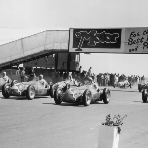 The start of the European Grand Prix at Silverstone, won by Italian driver Giuseppe Farina, 13th May 1950. (Photo by Don Price/Fox Photos/Hulton Archive/Getty Images)
