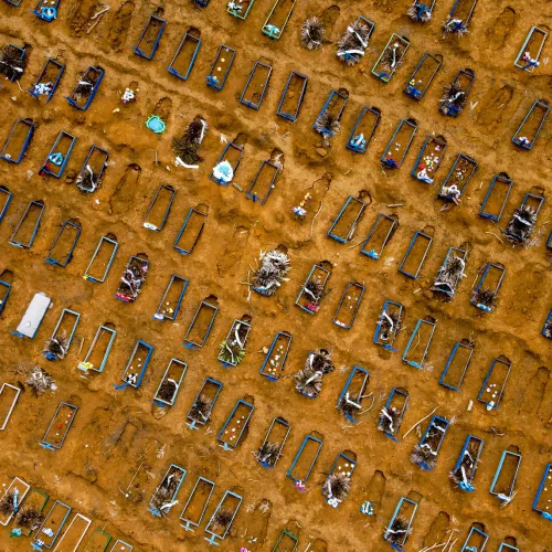 Sepultamentos no Cemitério Nossa Senhora Aparecida. em Manaus, causados pela pandemia de coronavírus. Foto: Alex Pazuello/Semcom