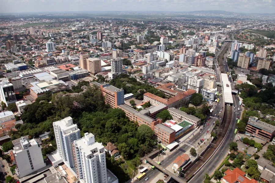 Vista aérea da cidade de Canoas, na região metropolitana de Porto Alegre. Podem ser vistos prédios, a linha do Trensurb e a estação Canoas.
