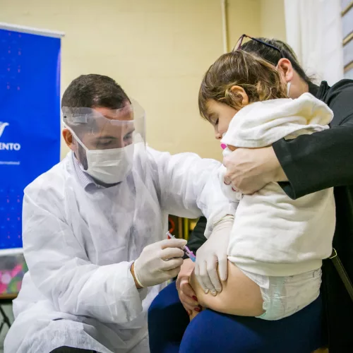 Alunos da Faculdade de Ciências da Saúde Moinhos de Vento estão aplicando as doses e orientando famílias. Foto: Leonardo Lenskij/Divulgação