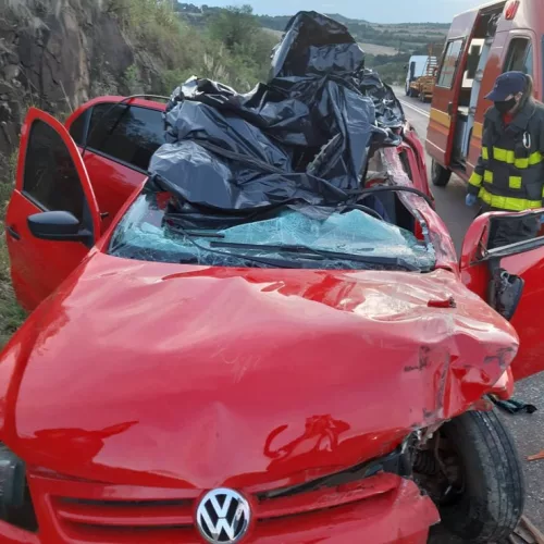 Carro colidiu na traseira do caminhão. Foto: Divulgação/Polícia Civil 