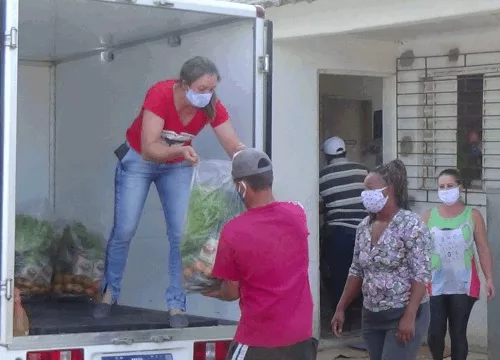 Famílias que trabalham com reciclagem recebem alimentos da Reforma Agrária. Foto: Eliane Crupinski