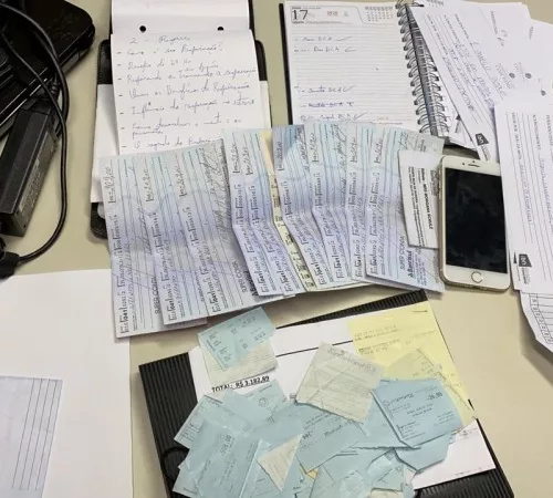 Na ação, foram apreendidos documentos e eletrônicos. Foto: Divulgação/Polícia Civil 
