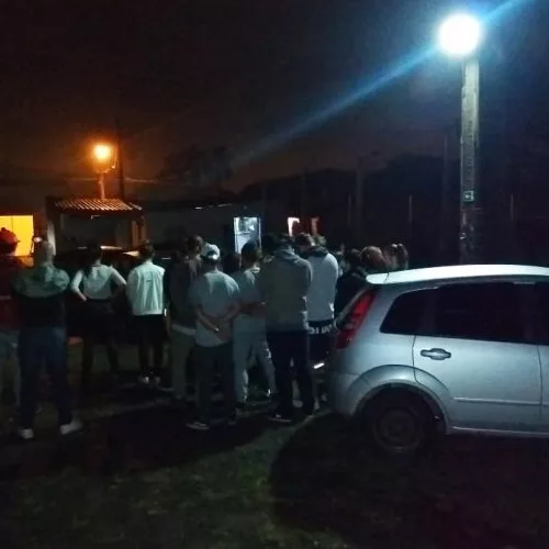 27 pessoas aglomeradas em um pequeno espaço. Foto: Divulgação/BM