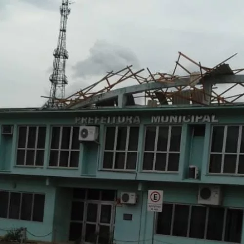 Telhado da prefeitura de Nova Hartz ficou destruído. Foto: Divulgação/Prefeitura de Nova Hartz