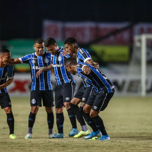 Jogadores do Grêmio comemoram o único gol da partida em Caxias. Foto: Lucas Uebel/Divulgação