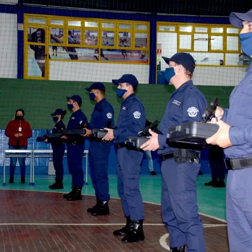 A cerimônia simbólica de entrega das armas aos 44 agentes ocorreu nesta manhã no Ginásio Municipal Engenheiro Floreal Sala. Foto: Matheus Vargas/Divulgação
