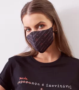 Forum mulher com camiseta e máscara