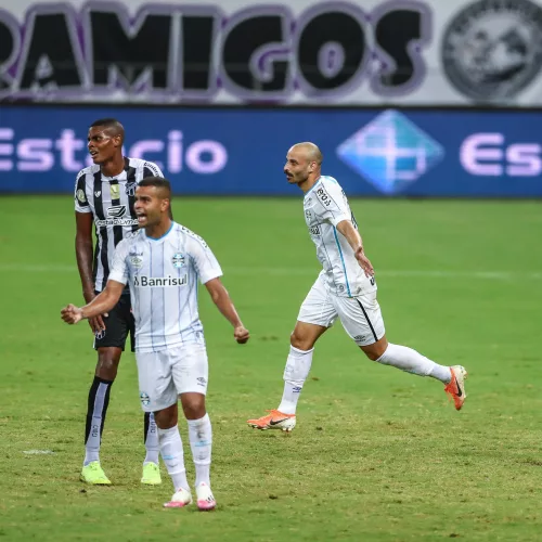 Jogadores do Grêmio comemoram gol de empate diante do Ceará. Foto: Lucas Uebel/Grêmio 